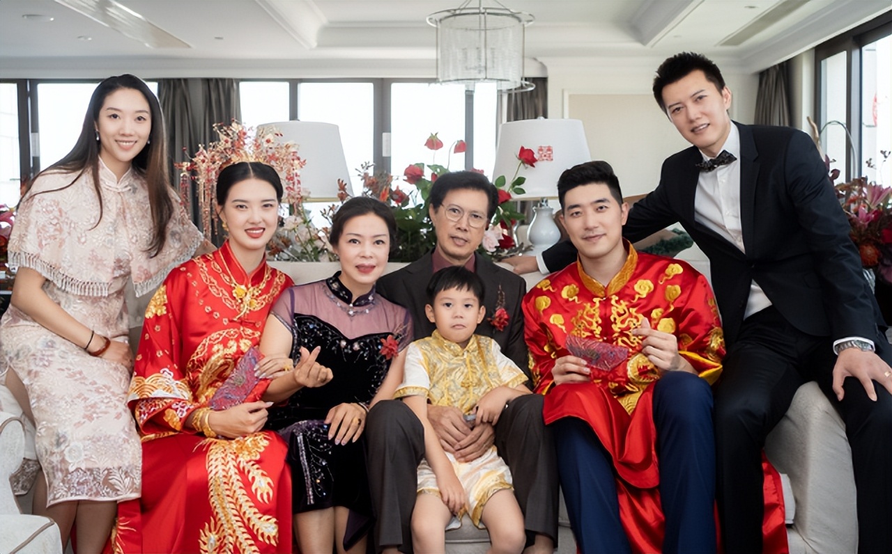 吴冠希家里(张常宁13口全家福!