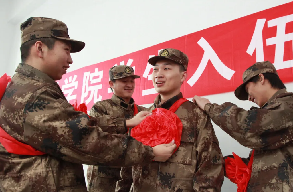 大学期间准备参军，两年后退伍能有多少补助？大概到手“这个数”