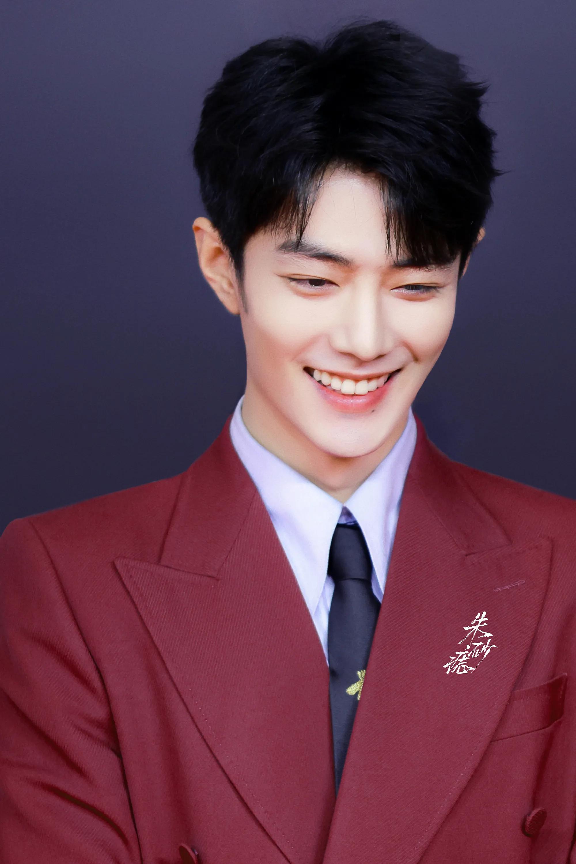 肖战的美图来了 忽闪忽闪的大眼睛好帅好可爱呀