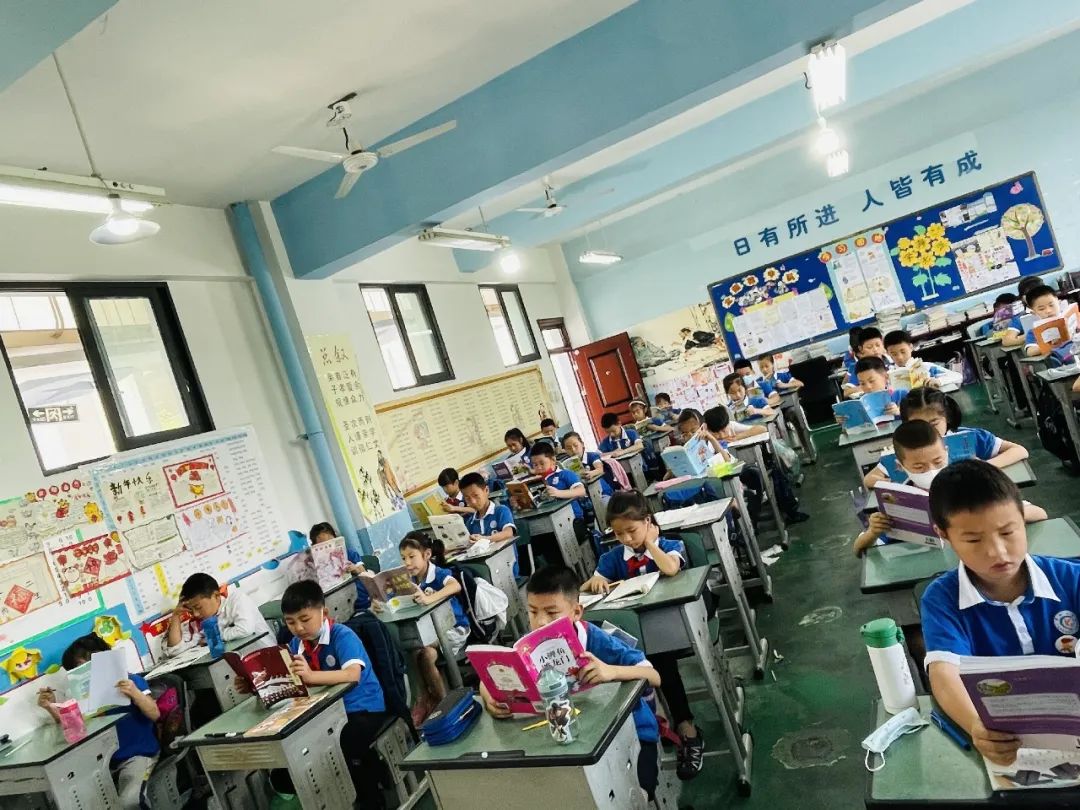 腹有诗书气自华，最是书香能致远｜走进双流区棠湖小学三年级八班