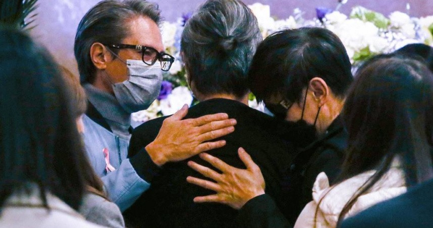 54岁的包小柏：娶圈外人妻子，女儿患癌离世，与哥哥抱头痛哭