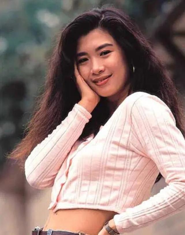 她艳而不俗媚而不娇,不参加大佬饭局,拒绝已婚成龙,今59岁单身