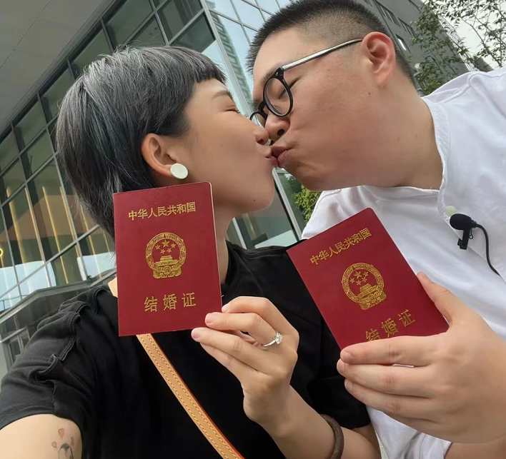 郝劭文520官宣结婚！晒结婚证亲吻妻子太甜蜜，乐当7岁孩子的继父