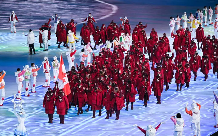 2018平昌冬奥会各国队服(冬奥会开幕式成为羽绒服种草现场，各国运动员穿的都是什么品牌)