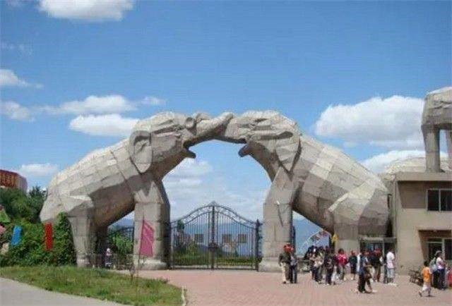 2016年八达岭老虎咬人案：母亲虎口救女儿身亡，女儿因毁容无工作