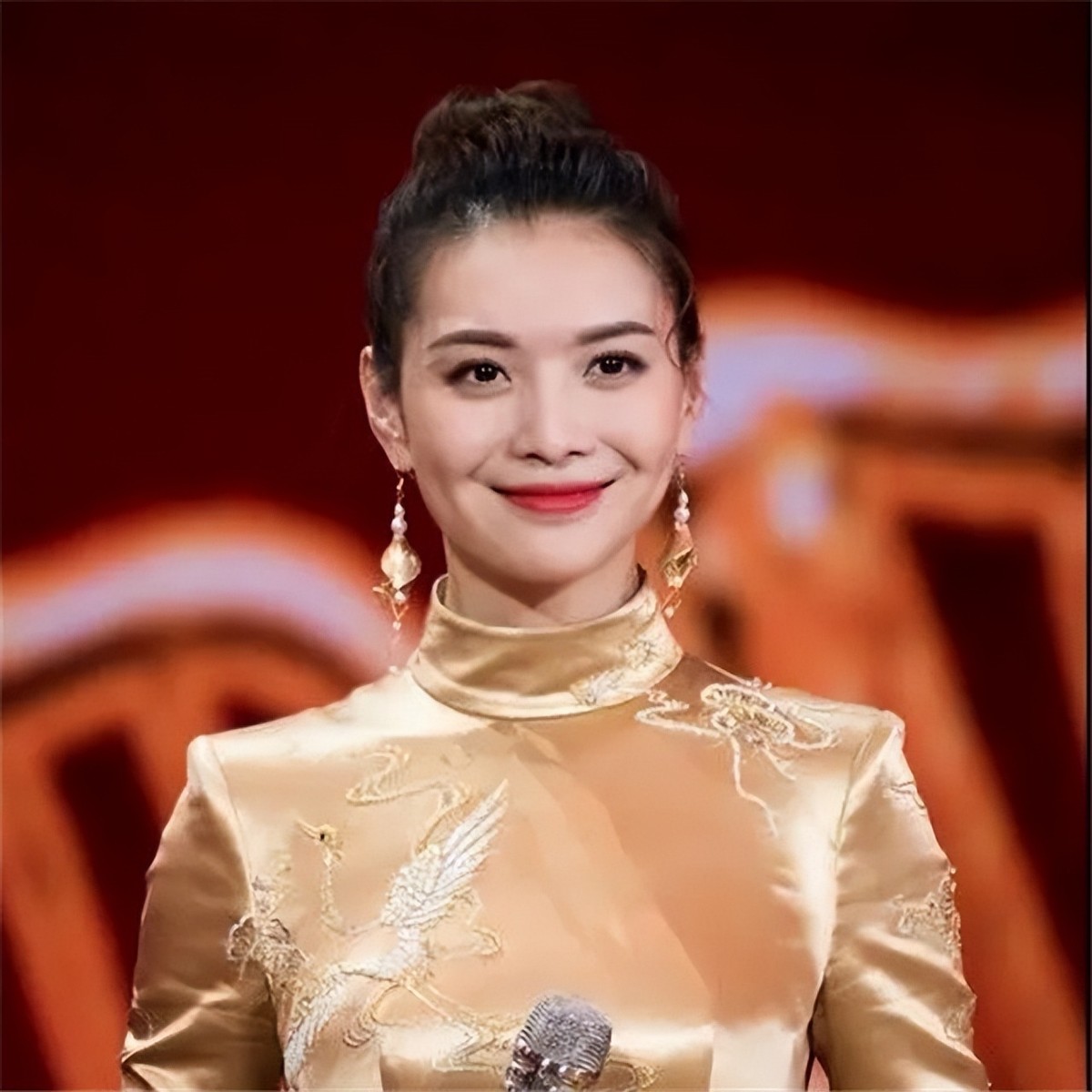 还记得主持人栗坤吗？如今她的近况如何？