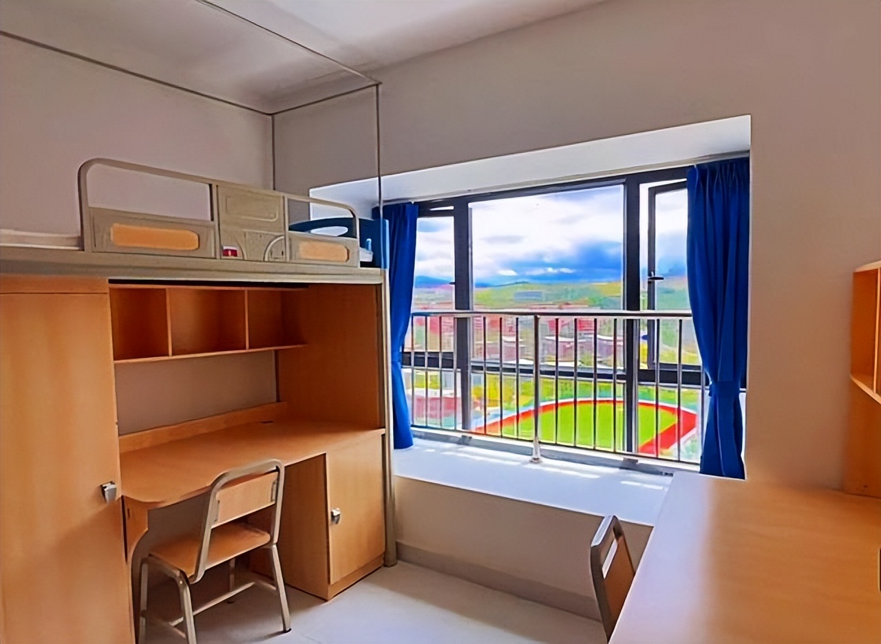 云南大学新生晒6人宿舍,上床下桌住宿费仅400,房屋布置比家里好