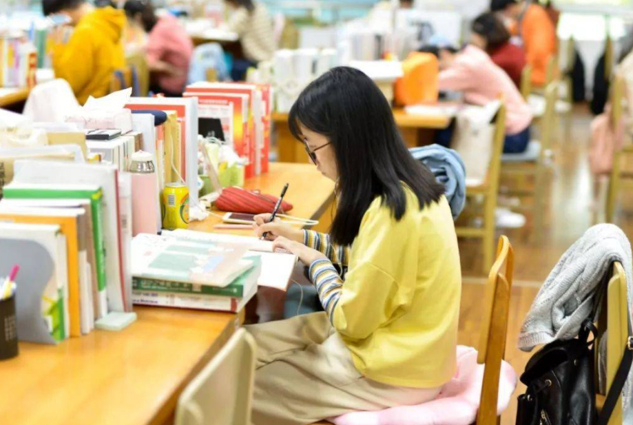 考上大学之后，才知道本科和专科的差距，学生可别后悔