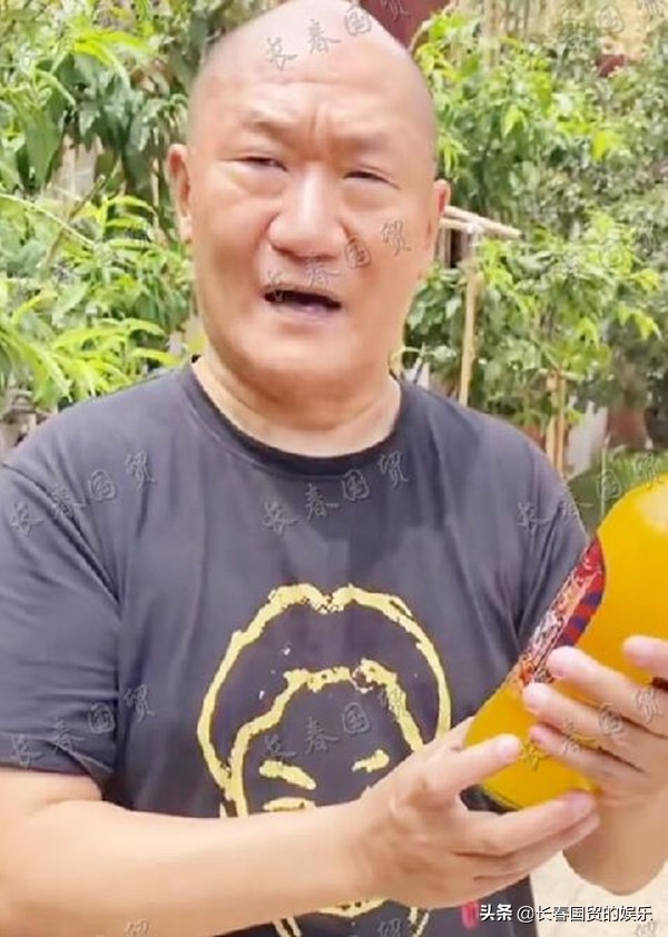 59岁歌手谢东近照曝光，光头发福变化大与昔日判若两人