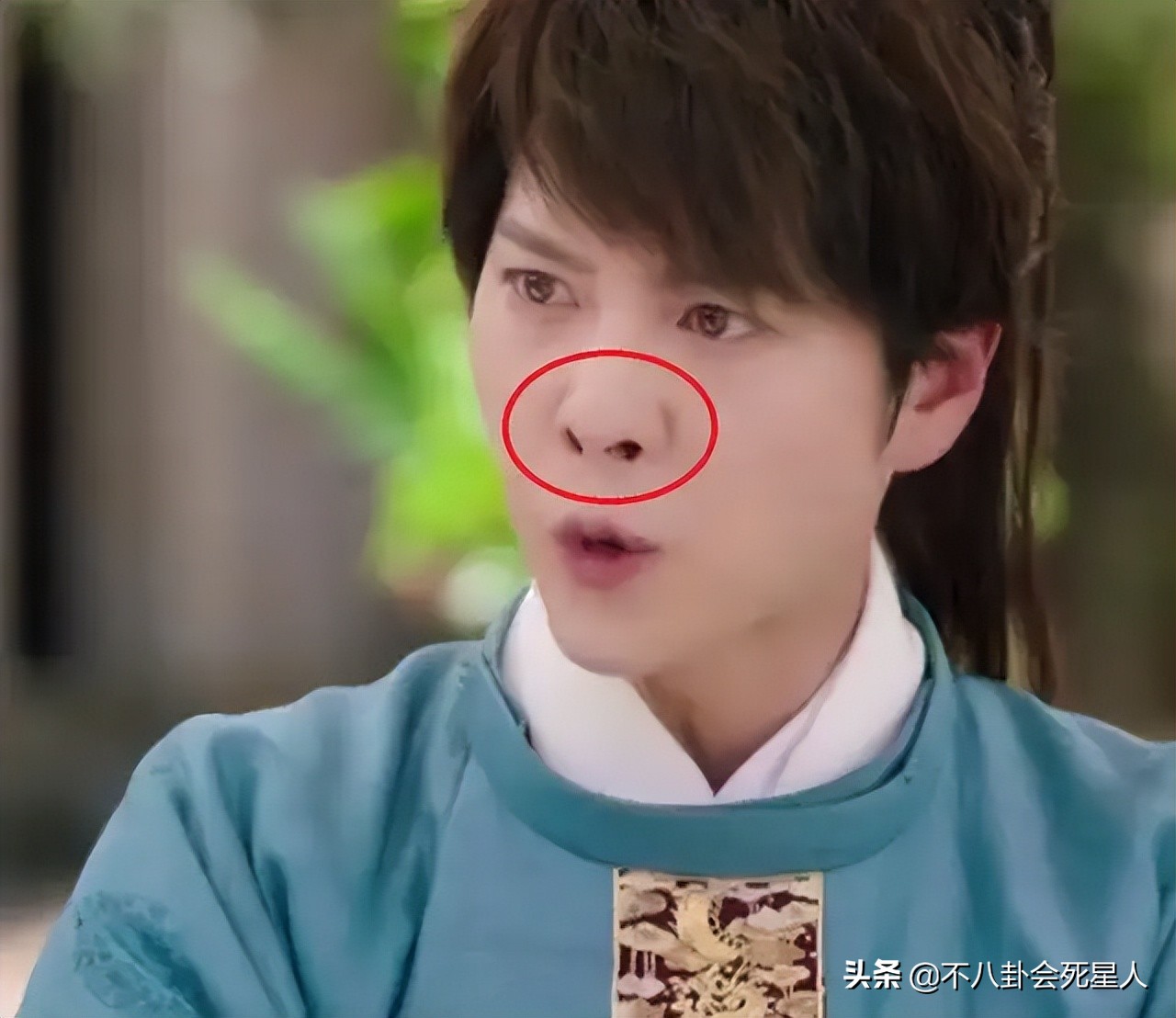 厚嘴唇、大鼻孔、长方脸，这7位男星看似很帅，实则奇怪