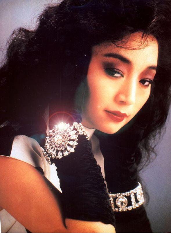 与邓丽君齐名,让刘德华下跪,歌坛天后徐小凤如今却晚节不保?