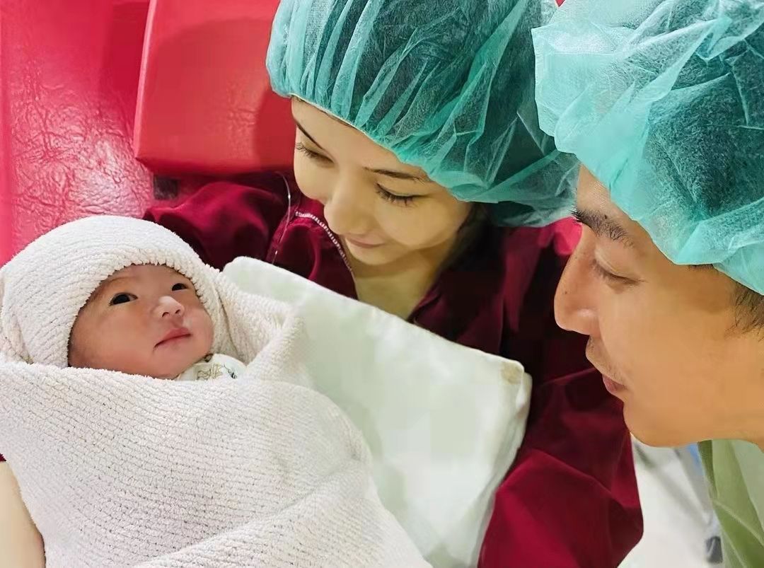 棒棒堂成员杨奇煜晒全家福，官宣二胎得子，王子贺军翔众星送祝福