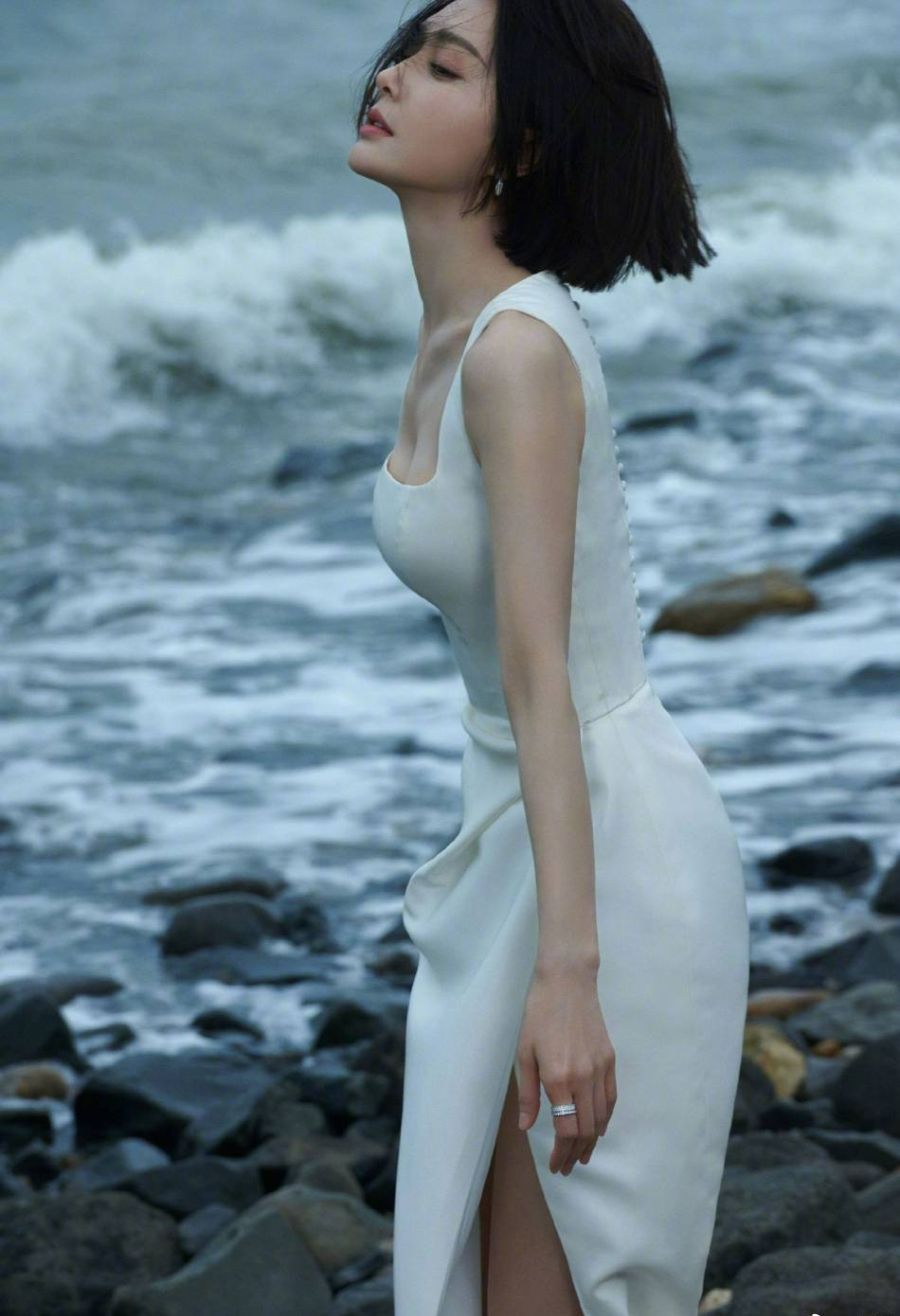 中国最美女人是谁图片("中国第一美女"秦岚,穿白色长裙大秀长腿,曼妙