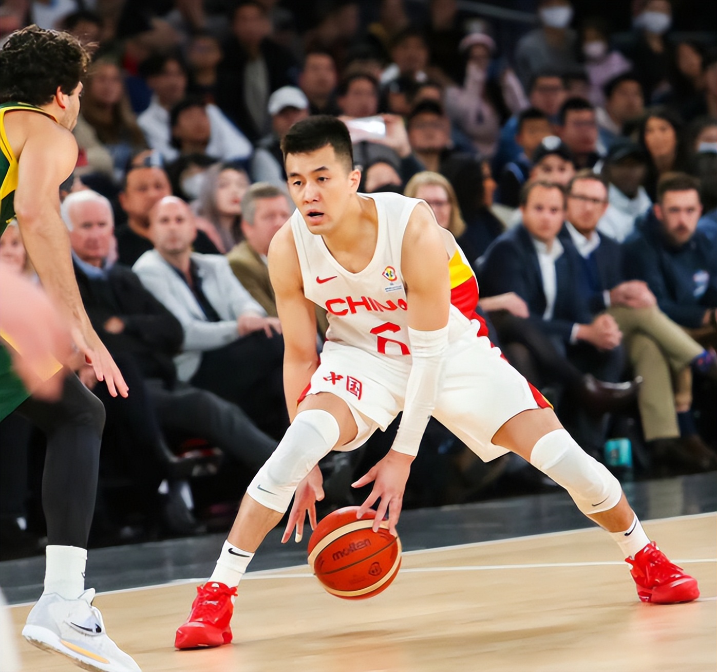 郭艾伦为什么nba(在CBA上叱咤风云的郭艾伦，为何到国际赛场，就变得如此拉跨呢？)