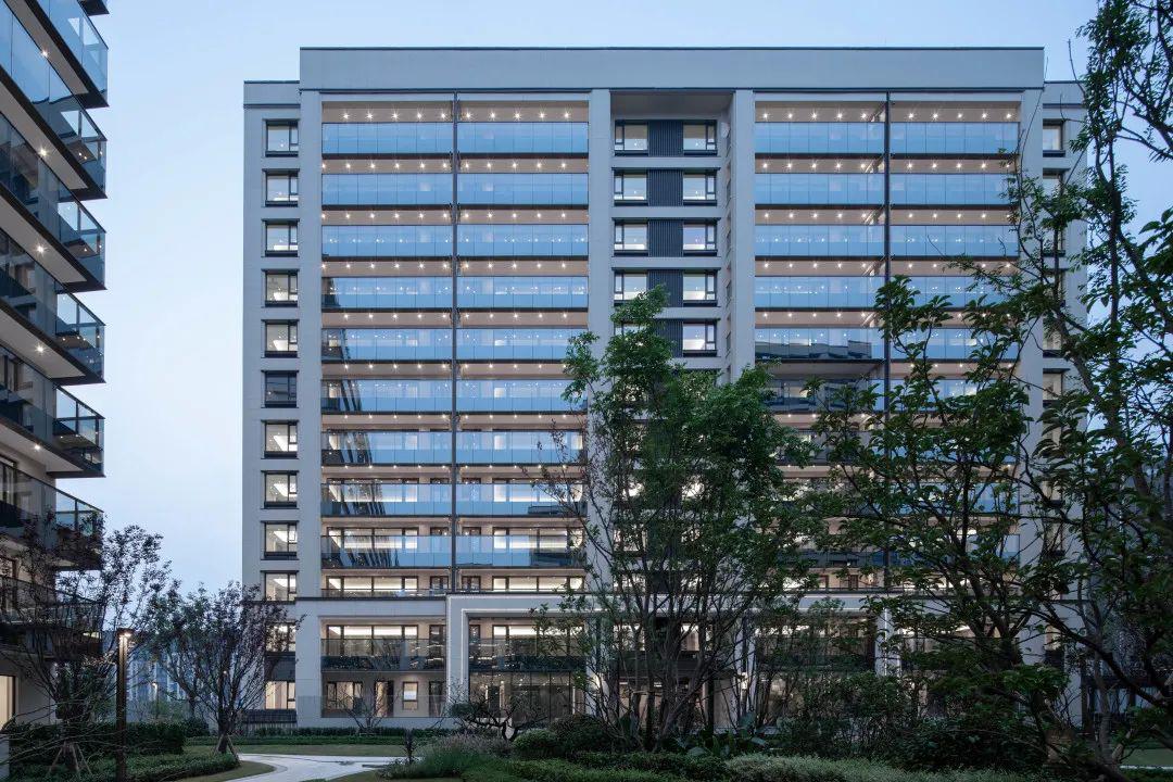 尘林间的立面设计以现代构成为基调, 删繁就简,从而减少外立面对室内