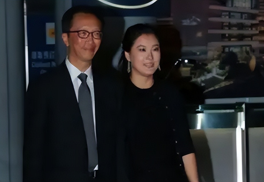 梁錦松個人資料（面對與梁錦松的26歲年齡差爭議，伏明霞回應：我喜歡成熟一點的）