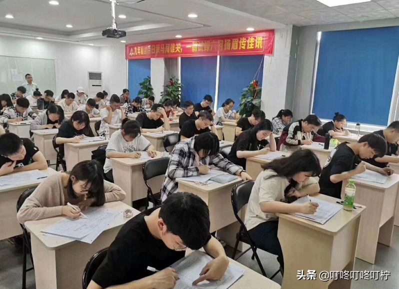 某高一学生，举报学校元旦不放假，网友：职高放假你去吗