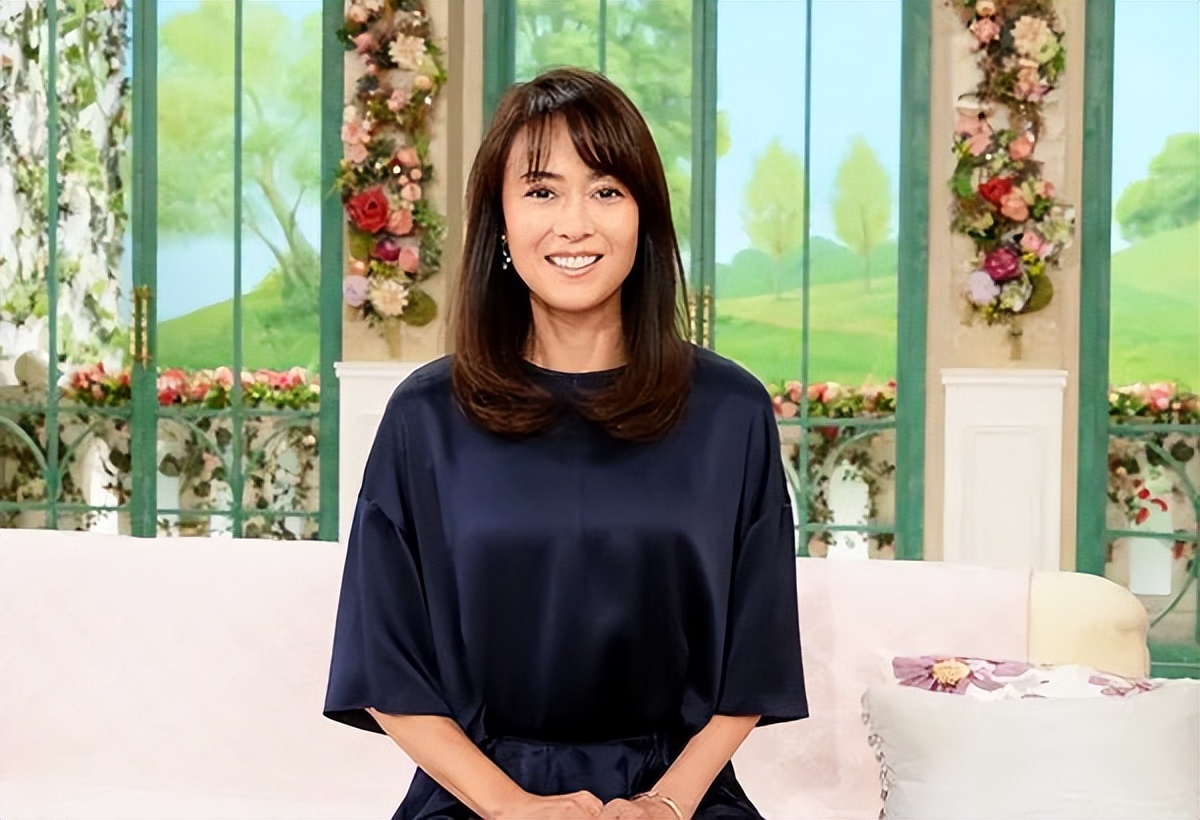 日本国民美少女始祖，曾和成龙一起主演电影！无数粉丝求她复出…