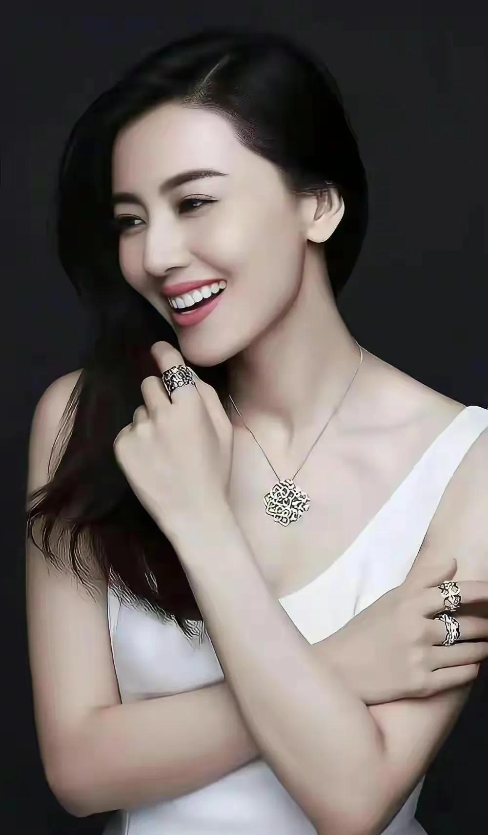 我觉得高圆圆的美是清新脱俗