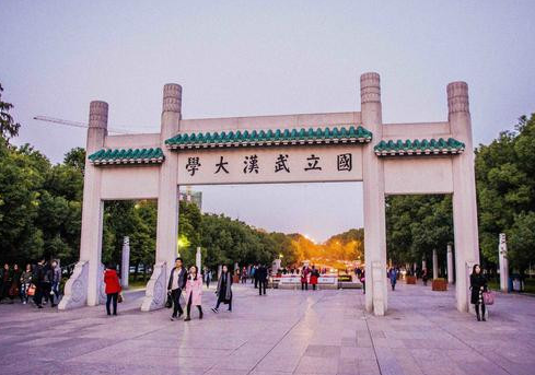 最新文科类大学排名，北大“不留余地”独自一档，南开沦为第三档