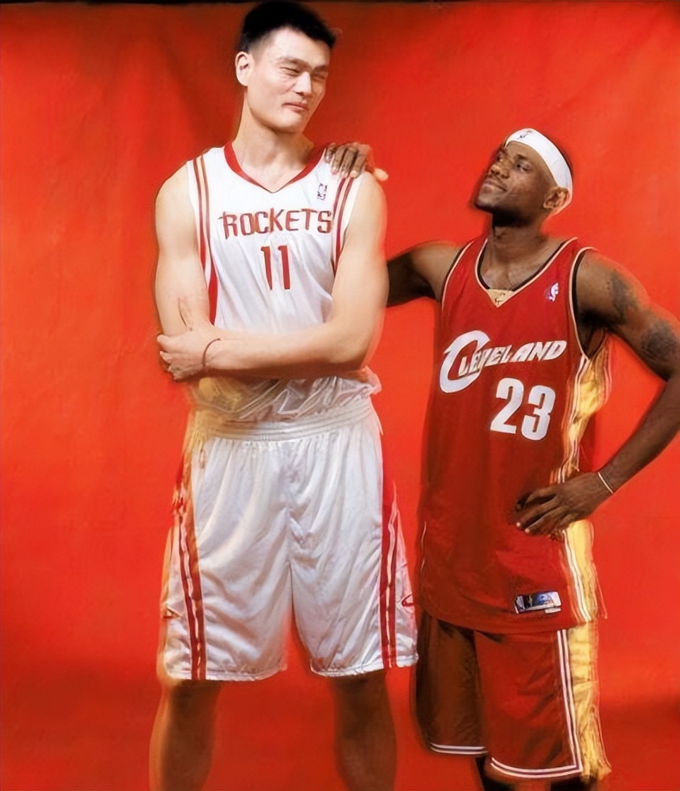 詹姆斯坐在鲨鱼怀里照片(和姚明合影的nba球星:詹姆斯像普通人,300斤