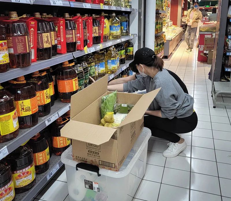 全楼的希望！防范区有些上海人这样出门！进超市要有邀请卡！逛出VIP既视感