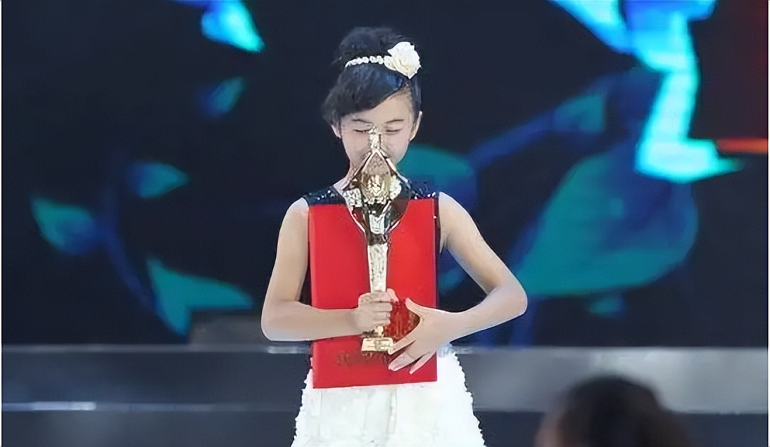 神秘的群演、张子枫的演技、冯导的卑微，成就了这部电影