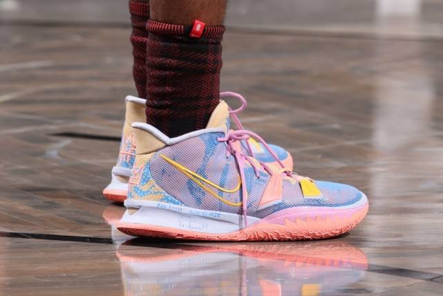 nba球员为什么穿欧文7（欧文欧神仙NBA赛场穿了哪些Nike Kyrie 7代篮球鞋经典回顾）