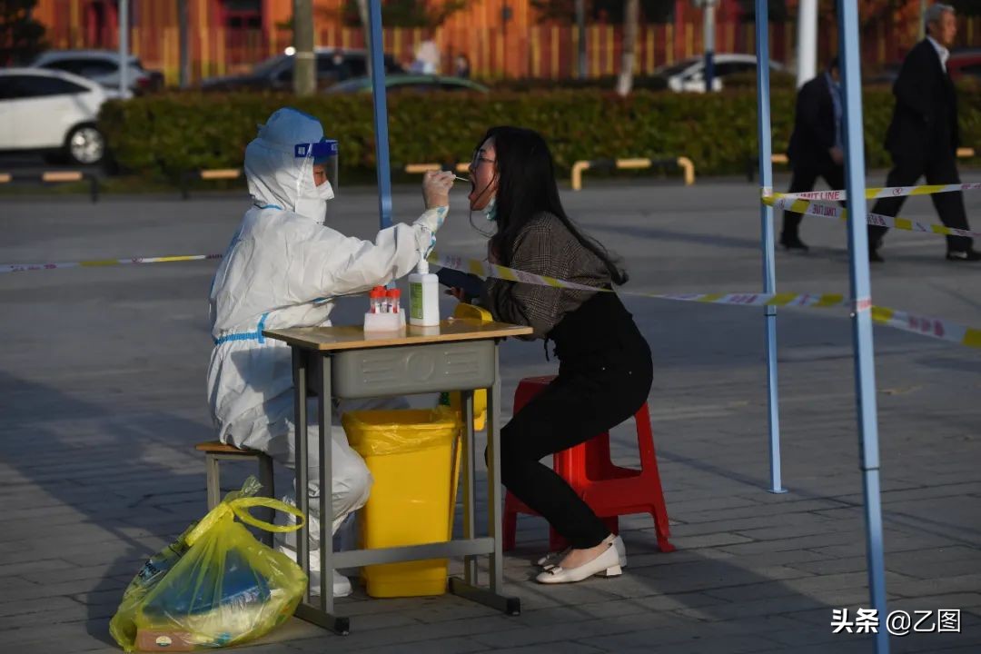 夜晚的这束灯光，是一束希望之光，致敬五一最美劳动者