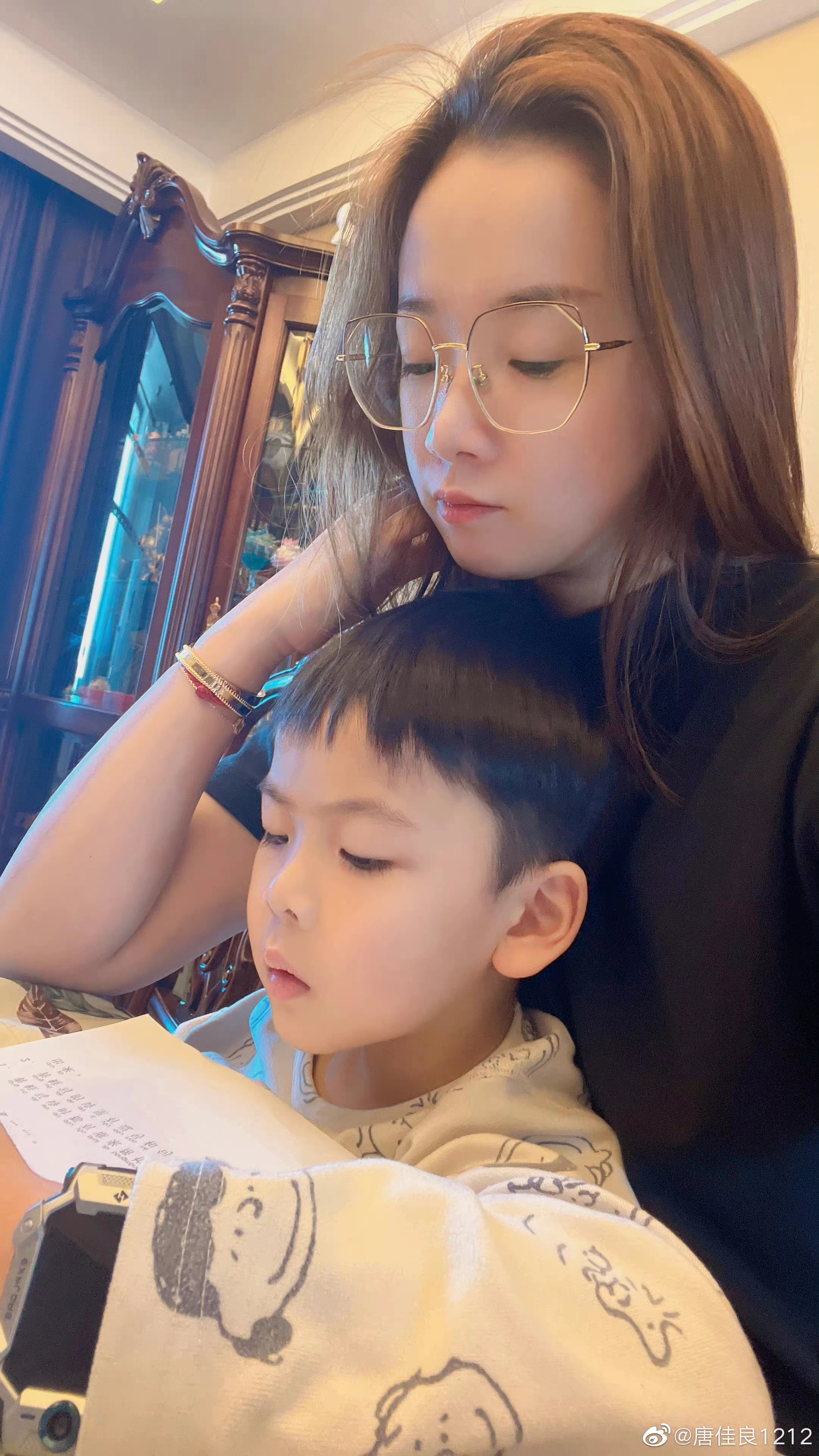 辽宁男篮教练杨鸣老婆(杨鸣美丽的妻子,晒1儿1女观赛照!