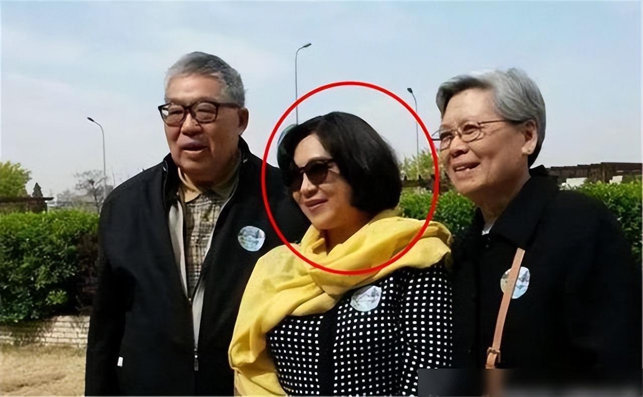 李连杰晒妻子近照,61岁利智衰老似奶奶,62岁前妻黄秋燕依旧美艳