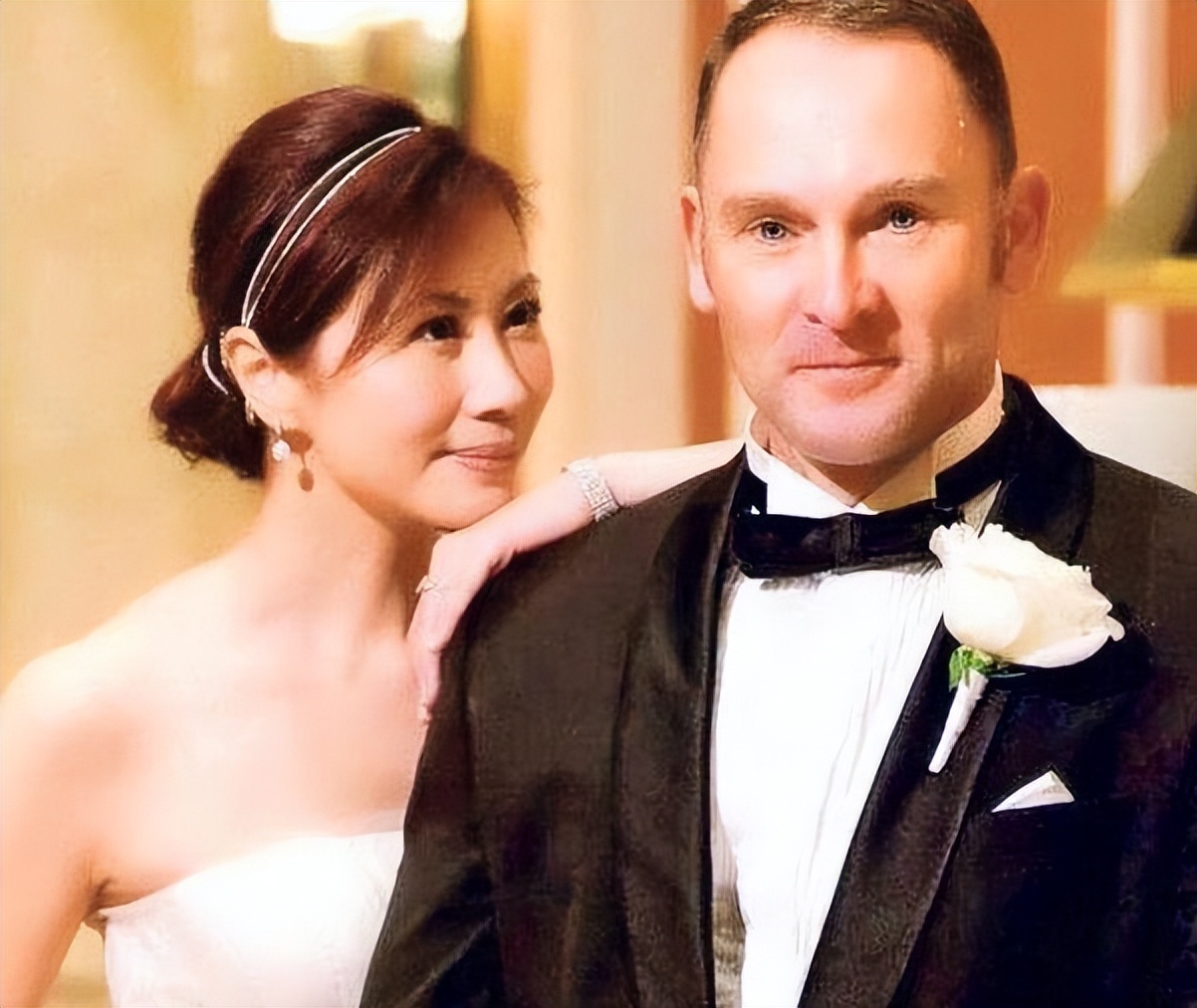 “六福珠宝创始人”杨宝玲：集美貌与才华于一身的港姐冠军