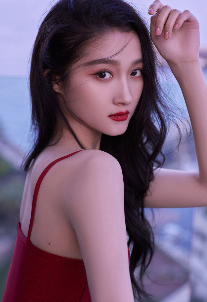 关晓彤身着吊带红裙身材曼妙!肤白貌美大长腿性感撩人