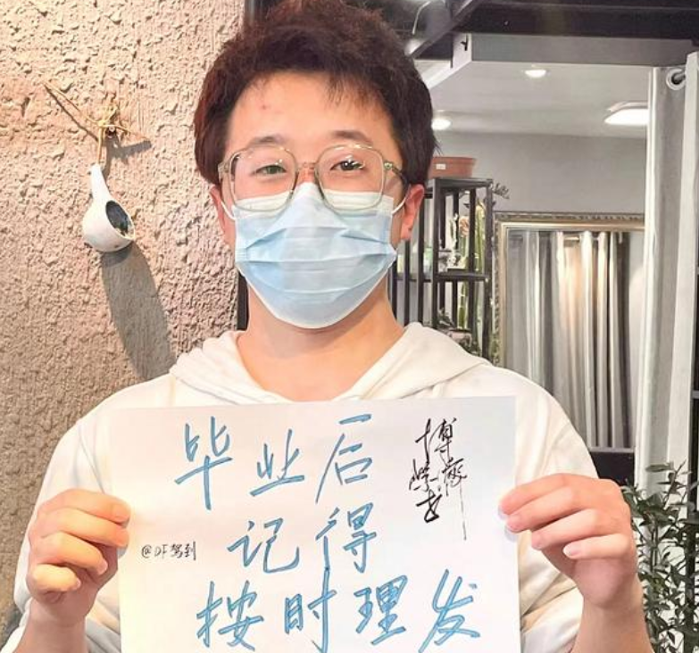 大学生晒另类毕业照，网友破防落泪，真想时光倒流重返校园