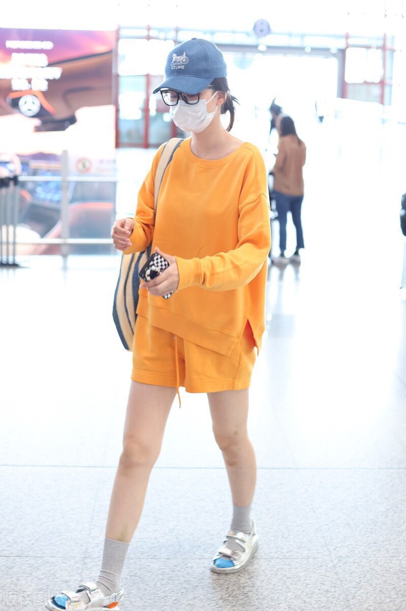 乔欣穿橘色卫衣搭短裤，舒适又时尚，亮相北京机场尽显个人魅力！