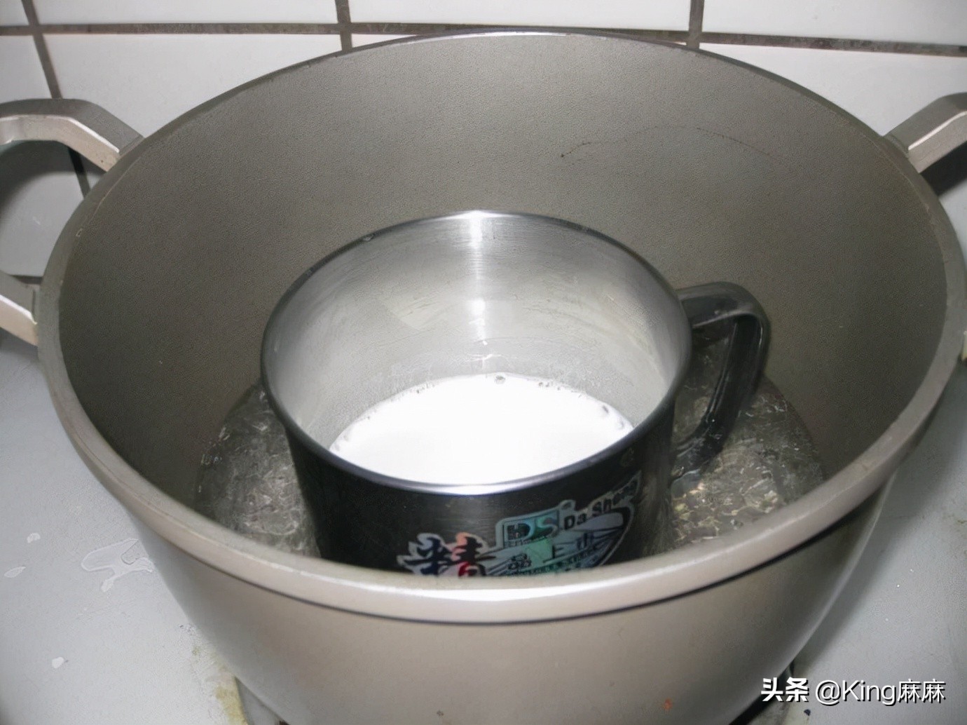 热牛奶，用微波炉还是用开水烫？牢记3不能，为了健康，别做错了