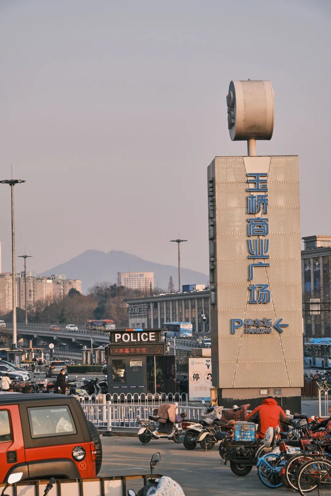 而金桥玉桥的斜对面就是南京商厦,它与之连成的中央门曾经是多辉煌,80