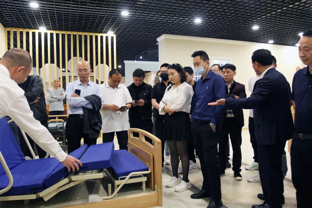 重庆市家具协会走进华亚家私参观交流