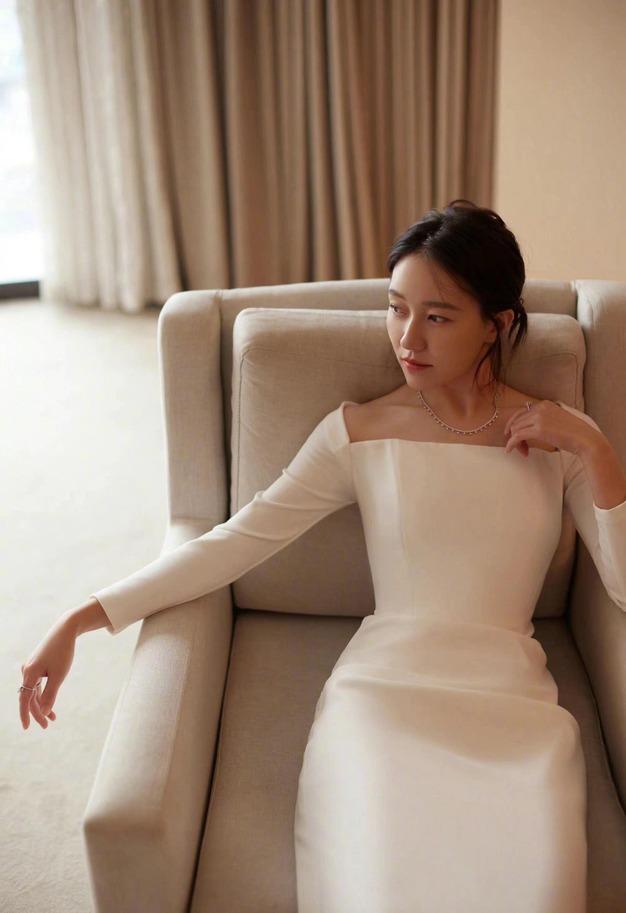 焦俊艳留长发了,扎马尾温柔又恬静,穿一条白色长裙好优雅