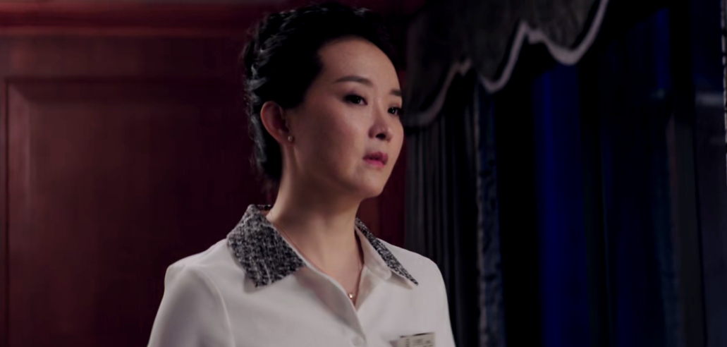 “晴格格”演酒店经理大变样，白衬衫丸子头气质足，49岁风韵犹存