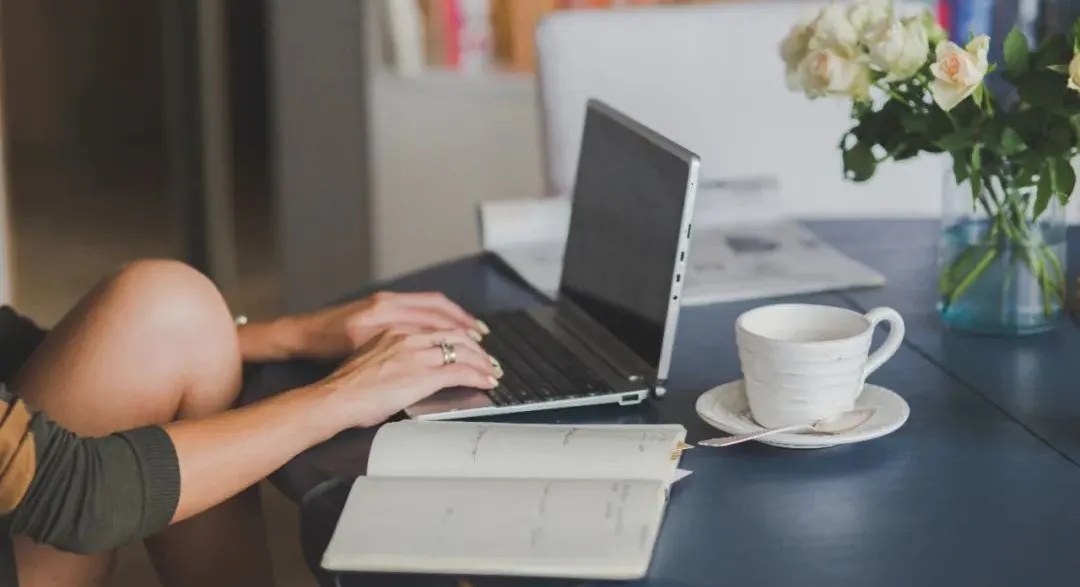 我帮朋友介绍工作，月薪1万包吃住，但一个月不到，她就要辞职了