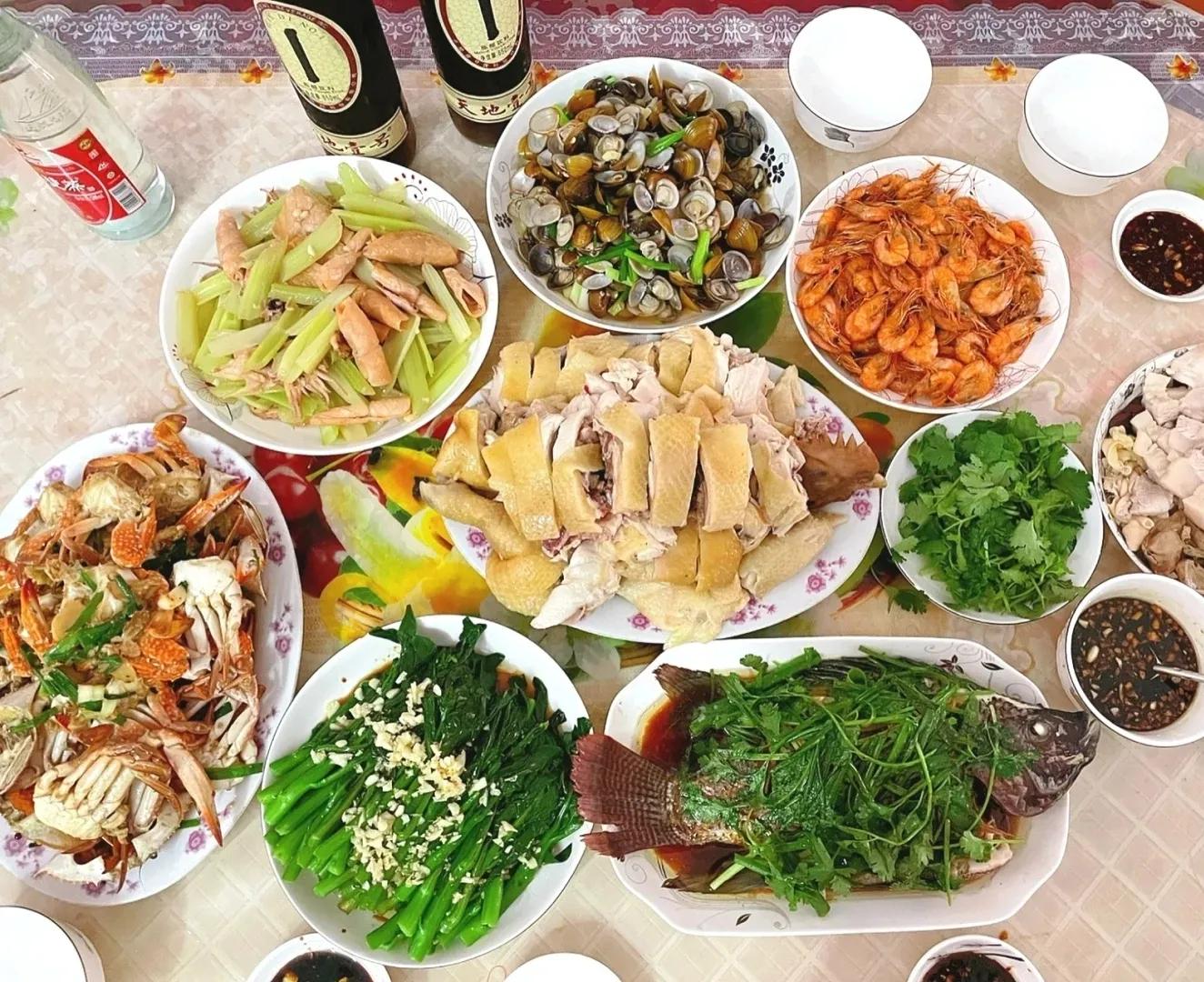 广东女子过生日,花135块钱做8道菜12个人吃,网友:肯定不够