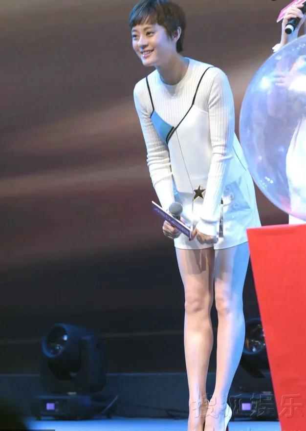 女明星牛仔短裤吴宣仪孙俪杨幂，感觉还是杨幂的腿最好看