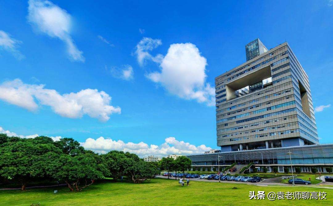 深圳大學有粵海,麗湖兩個校區,校園總面積2.