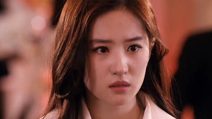 刘亦菲《玫瑰故事》黄衣路透明艳,14-34岁颜值变化,不愧是天仙