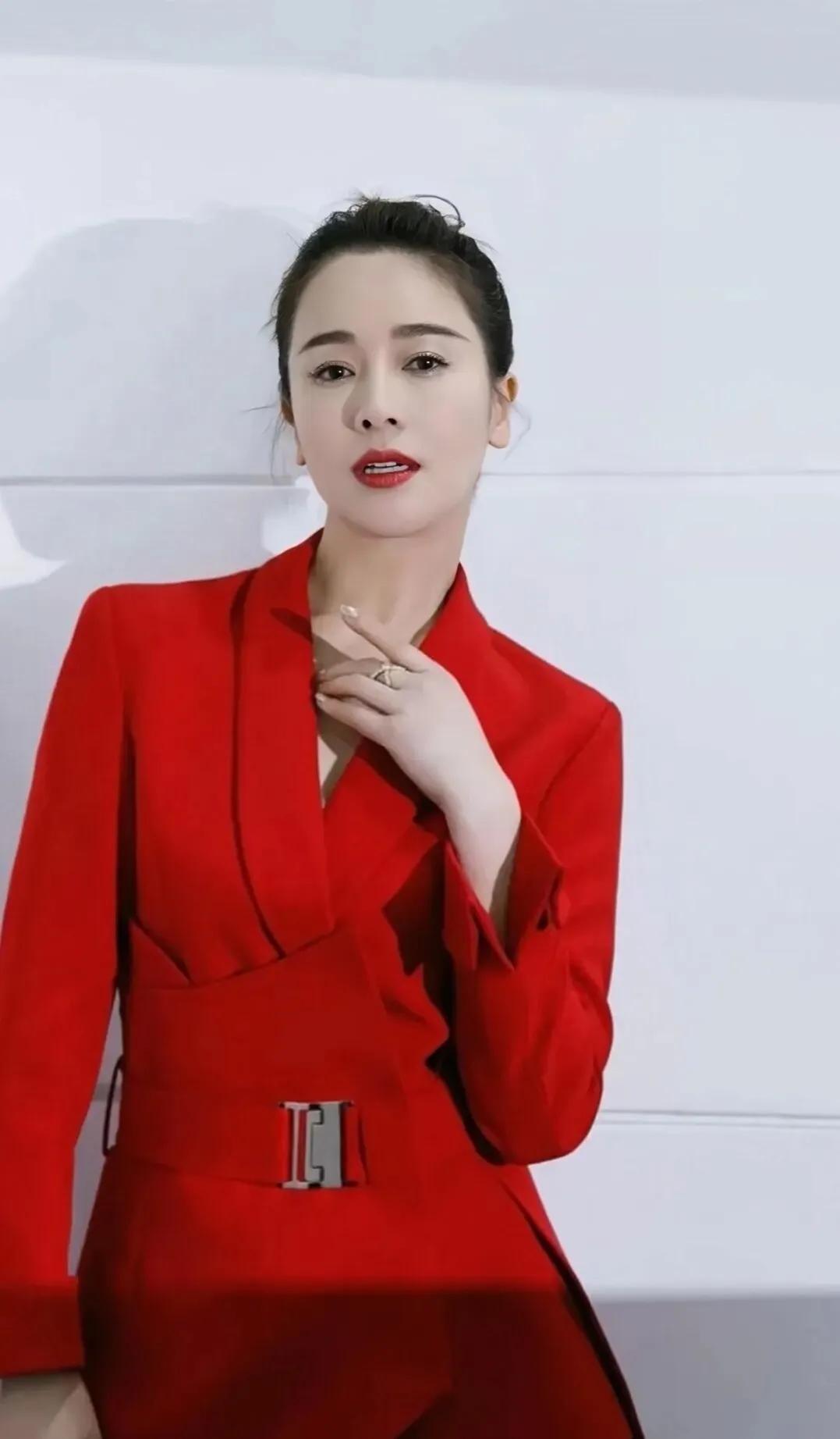 左小青腰肢柔软保养有道，美出高级感