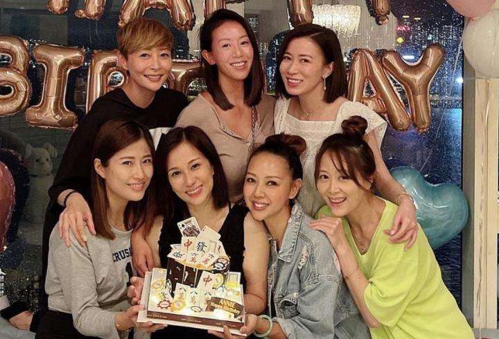 TVB两大甜妹命运各异，唐宁离婚带两娃苦求工作，文颂娴却很幸福