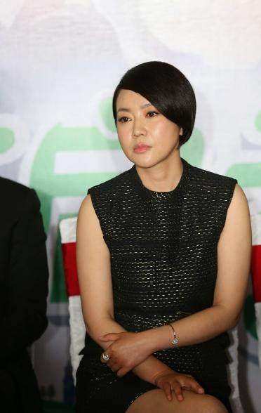 离婚18年了，闫妮和前夫邹伟的人生状况，有何不同？