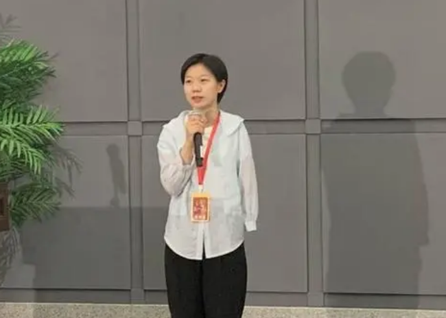1994年，拾荒老人收养一独臂女弃婴，捡废品供她上学，如今怎样了