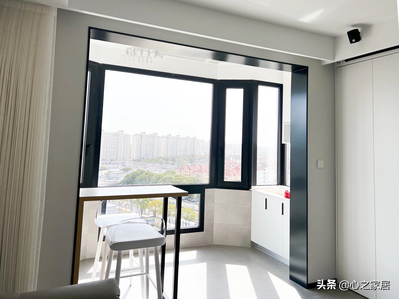 80㎡两室两卫装修的简约别致，空间利用充实，主卧衣帽间独特时尚